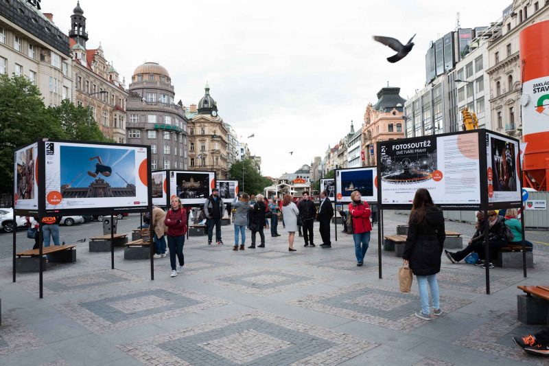 Výstava fotografií soutěže Dvě tváře Prahy na Václavském náměstí