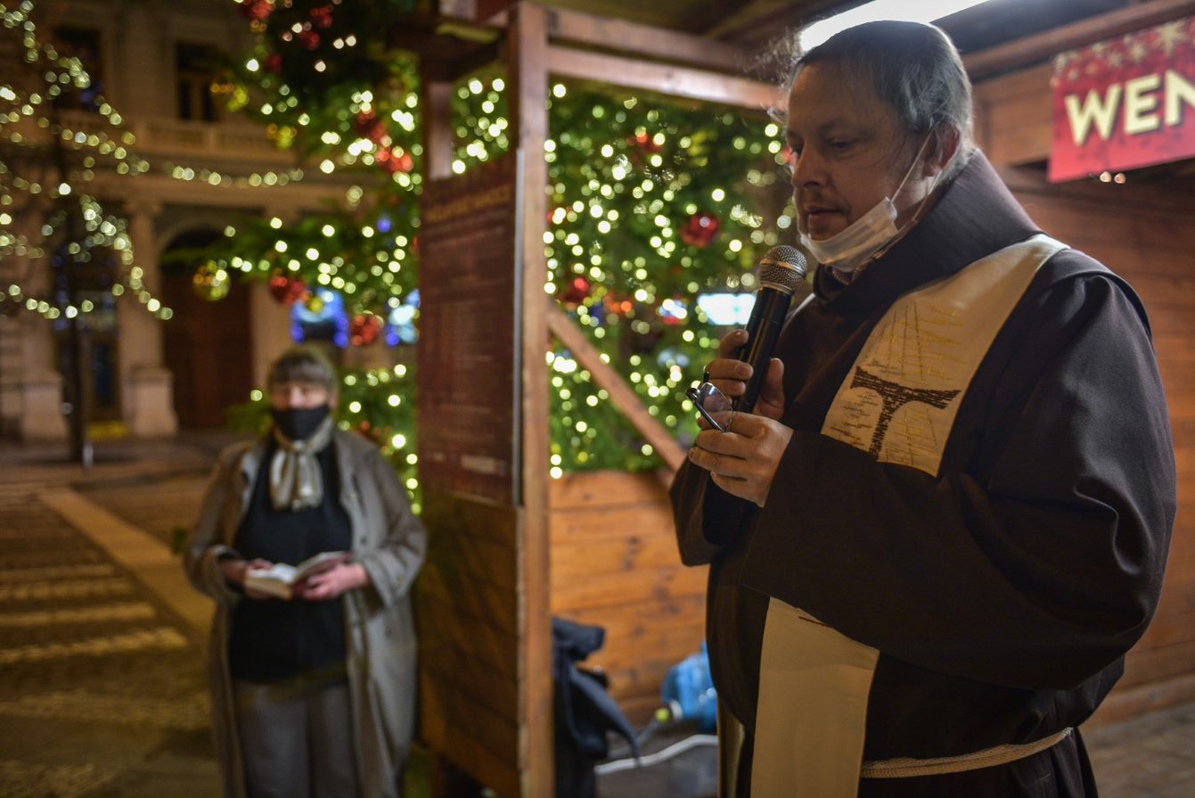 OUTDOOR CHRISTMAS SERVICE. THE TRADITIONAL LITURGY ROUNDED OFF THE CHRISTMAS EVE CELEBRATION IN WENCESLAS SQUARE.