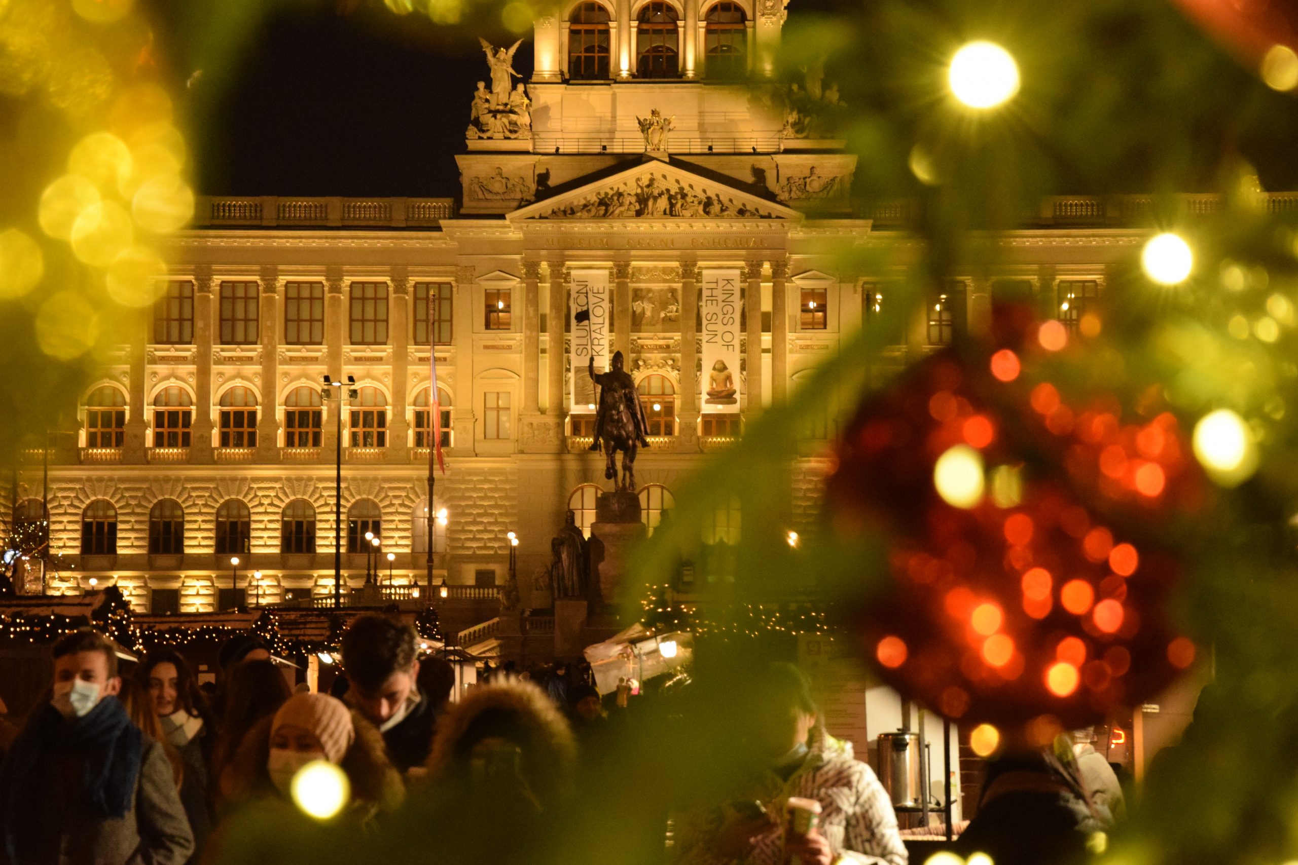 Řemeslné stánky rozzářily horní část Václavského náměstí. Václavské Vánoce se jako jedny z mála tradičních pražských trhů uskuteční i letos!
