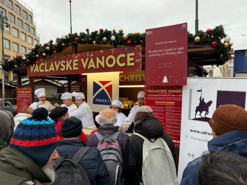 Rozdávání polévky a tradiční bohoslužba aneb magický Štědrý den na Václavských Vánocích